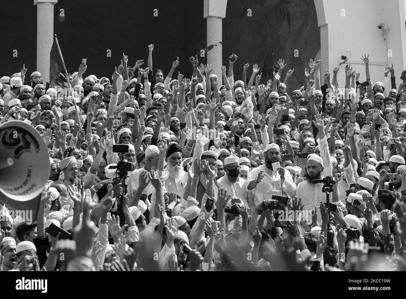 (NOTE DE LA RÉDACTION: L'image a été convertie en noir et blanc) les musulmans protestent à Dhaka, au Bangladesh, sur 2 avril 2021. Les dirigeants d'Hefajat-e-Islam ont exigé le retrait des affaires déposées contre eux et un total de 50 000 savoirs traditionnels en compensation pour les membres morts et blessés lors des récentes manifestations anti-Modi. (Photo par Istiak Karim/NurPhoto) Banque D'Images