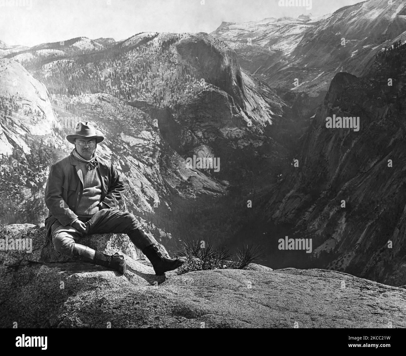 Theodore Roosevelt assis sur un sommet de montagne à Glacier point à Yosemite, Californie, 1903. Banque D'Images