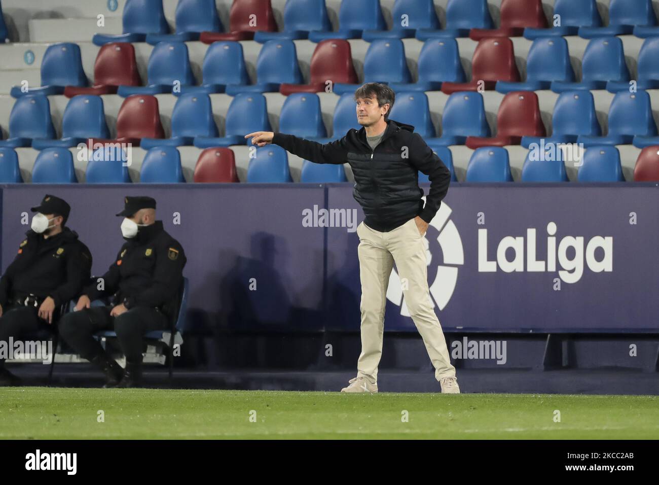 Entraîneur-chef de SD Huesca Pacheta pendant le match espagnol de la Liga entre Levante UD et SD Huesca au stade Ciutat de Valence sur 02 avril 2021. (Photo de Jose Miguel Fernandez/NurPhoto) Banque D'Images