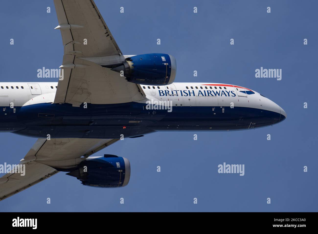 Boeing 787 Dreamliner de British Airways, tel qu'il a été vu, partant dans le ciel bleu pendant la rotation, décollent, volent et rétractant la phase du train d'atterrissage, de l'aéropot international Amsterdam Schiphol AMS EHAM. L'avion moderne, un corps large B787 a l'enregistrement G-ZBJE et est alimenté par 2x moteurs RR jet. British Airways BA relie la ville néerlandaise à la capitale britannique, l'aéroport LHR Heathrow de Londres. BA est le transporteur de drapeau du Royaume-Uni, membre du groupe one World Airline Alliance et appartient à IAG International Airlines Group. Le nombre de passagers de l'aviation mondiale a diminué en raison Banque D'Images