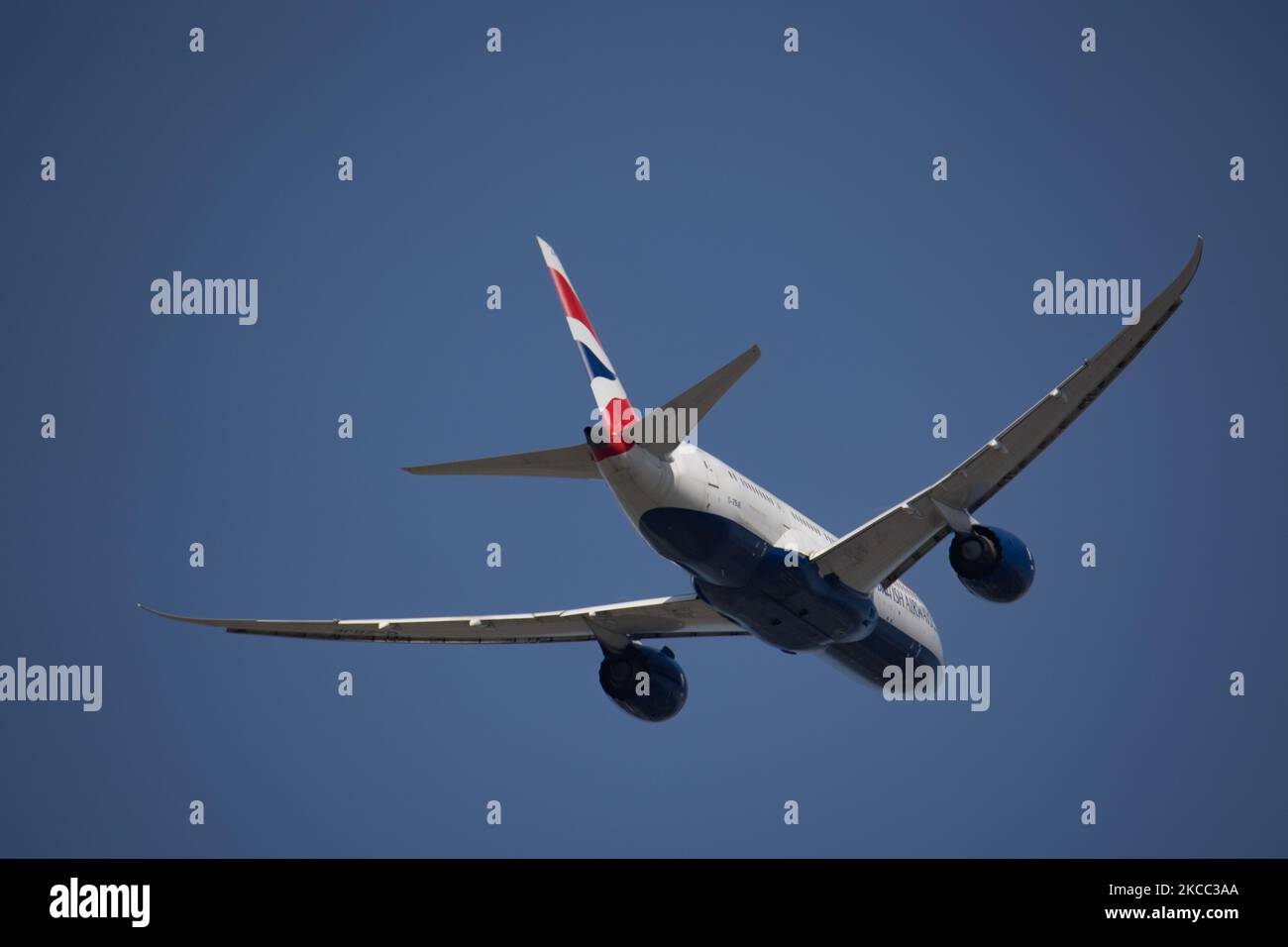 Boeing 787 Dreamliner de British Airways, tel qu'il a été vu, partant dans le ciel bleu pendant la rotation, décollent, volent et rétractant la phase du train d'atterrissage, de l'aéropot international Amsterdam Schiphol AMS EHAM. L'avion moderne, un corps large B787 a l'enregistrement G-ZBJE et est alimenté par 2x moteurs RR jet. British Airways BA relie la ville néerlandaise à la capitale britannique, l'aéroport LHR Heathrow de Londres. BA est le transporteur de drapeau du Royaume-Uni, membre du groupe one World Airline Alliance et appartient à IAG International Airlines Group. Le nombre de passagers de l'aviation mondiale a diminué en raison Banque D'Images