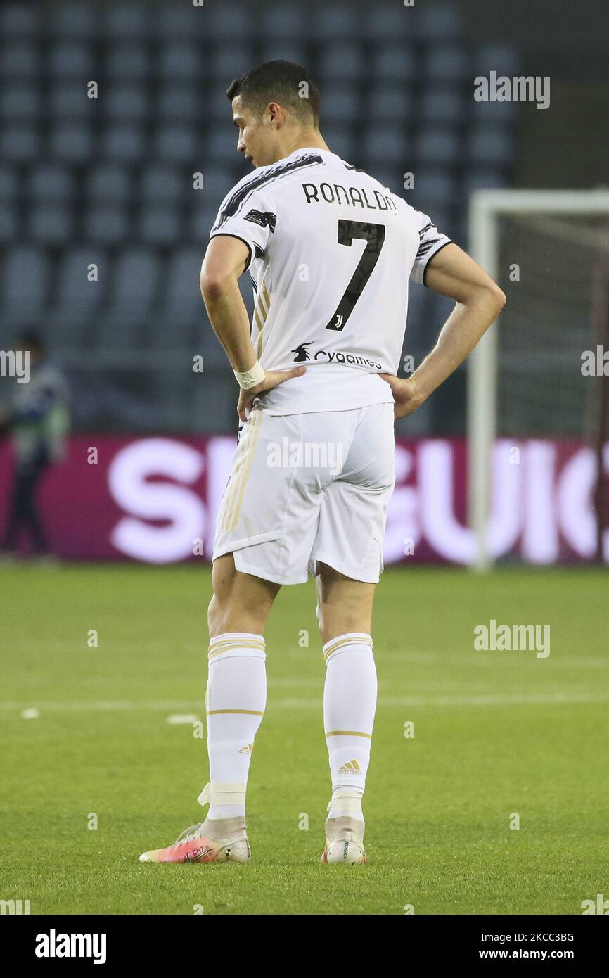 Cristiano Ronaldo de Juventus montre sa déjection à la fin de la série Un match entre le FC de Turin et le Juventus au Stadio Olimpico di Torino sur 03 avril 2021 à Turin, Italie. Les stades sportifs autour de l'Italie restent soumis à des restrictions strictes en raison de la pandémie du coronavirus, car les lois de distanciation sociale du gouvernement interdisent aux fans à l'intérieur des lieux, ce qui entraîne le jeu derrière des portes fermées. (Photo de Giuseppe Cottini/NurPhoto) Banque D'Images