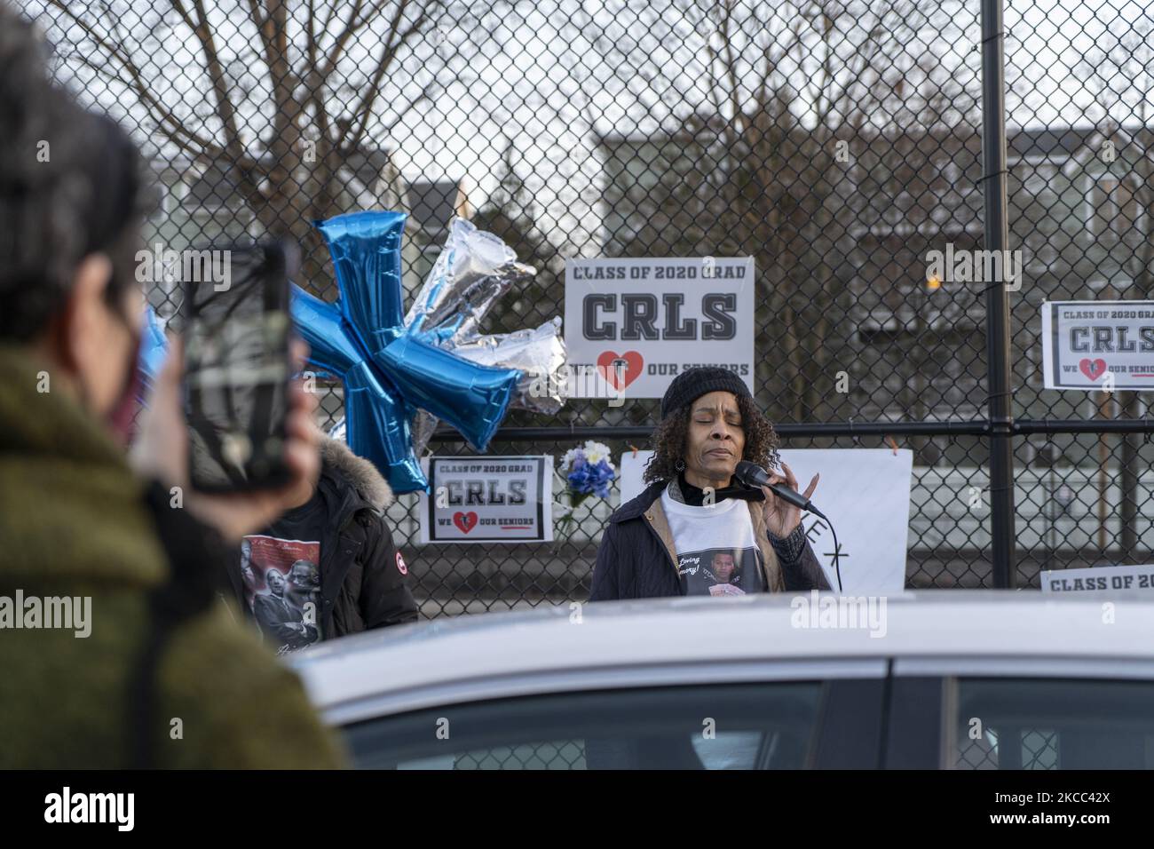 Wanda Jackson chante lors d'une vigile à la mémoire de Xavier Louis-Jacques, 19 ans, de Cambridge, Massachusetts, sur 3 avril 2021. Louis-Jacques a été tué par balle une semaine plus tôt (sur 27 avril) à côté des terrains de basket-ball près de sa maison. On se souvient du jeune homme comme un étudiant et un athlète bien-aimé. (Photo de Jodi Hilton/NurPhoto) Banque D'Images