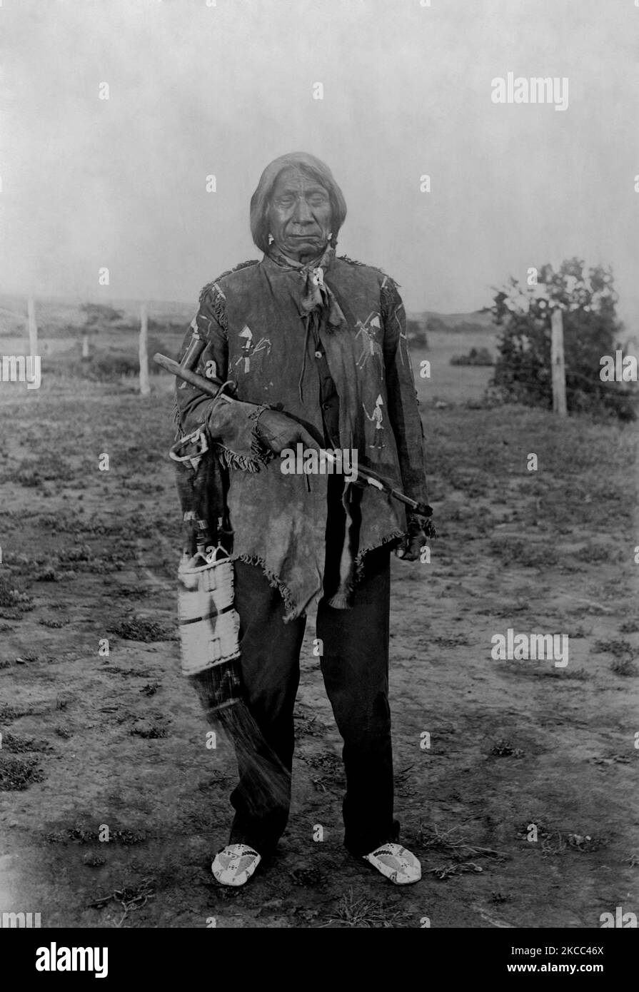 Portrait debout du chef Red Cloud, vers 1898. Banque D'Images