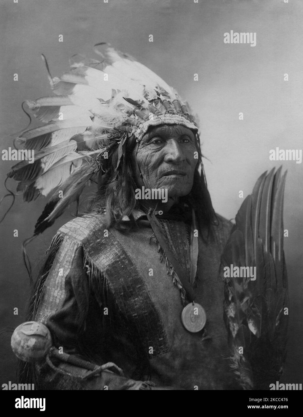 Portrait de He Dog, membre de l'Oglala Lakota, 1900. Banque D'Images