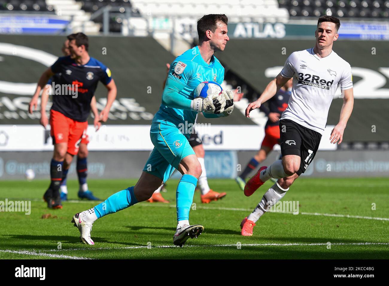 Simon Sluga de Luton Town lors du match de championnat Sky Bet entre Derby County et Luton Town au Pride Park, Derby, le vendredi 2nd avril 2021. (Photo de Jon Hobley/MI News/NurPhoto) Banque D'Images