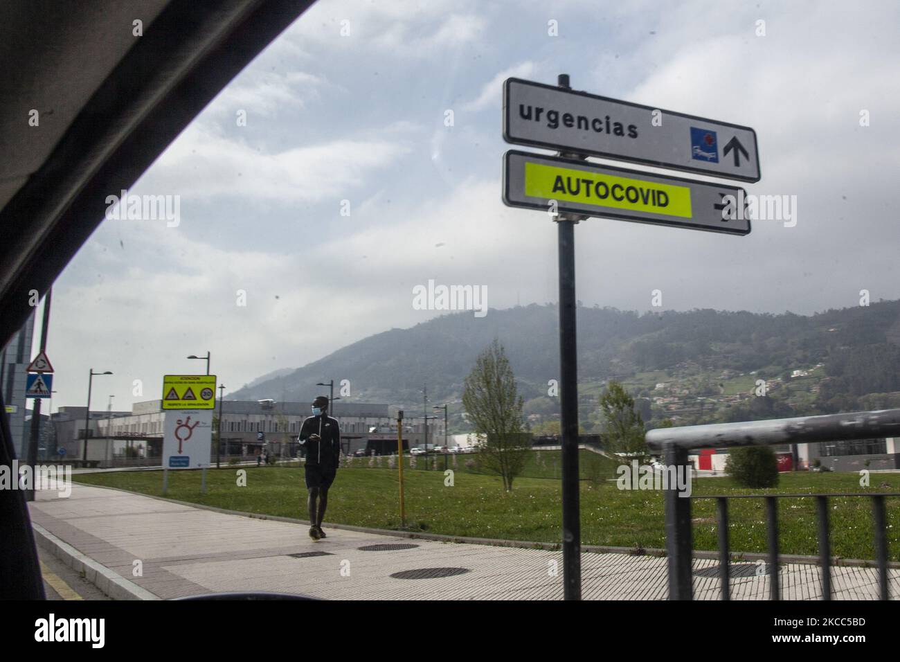 Signalisation à l'entrée du service d'urgence et autopovid à l'hôpital universitaire des Asturies. On 3 avril 2021, à Oviedo, Asturies, Espagne. (Photo d'Alvaro Fuente/NurPhoto) Banque D'Images