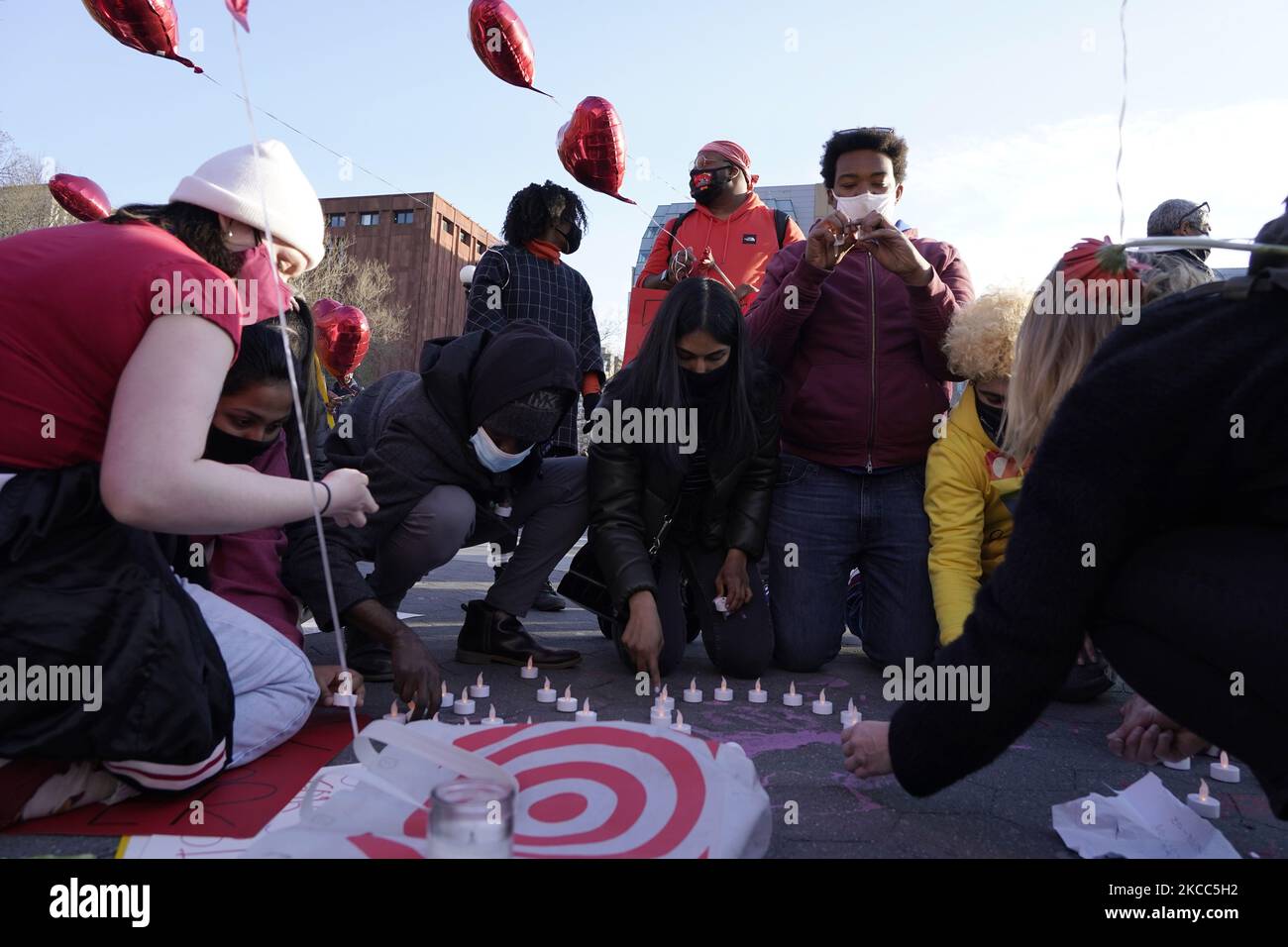 Les gens marchent dans les rues avec des ballons et des placardes vers la place Washington à la mémoire de Jamarion Robinson qui a été abattu 76 fois par des agents fédéraux sur 3 avril 2021 à New York, Etats-Unis . Selon la police d'Atlanta, un mandat d'arrêt a été émis pour être exécuté pour Robinson sur 5 août 2016 à East point, Géorgie, par des agents fédéraux en relation avec divers crimes, y compris le pointage d'une arme à feu sur des officiers, la tentative de déclencher un incendie et de multiples violations de la circulation. Robinson a été diagnostiqué avec la schizophrénie paranoïaque . (Photo de John Lamparski/NurPhoto) Banque D'Images