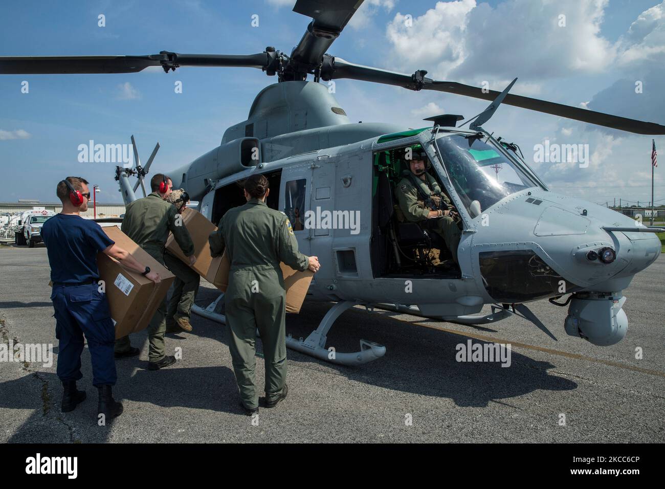 Les membres du service des États-Unis chargent des fournitures sur une marine UH-1Y à l'appui des efforts de secours en cas d'ouragan. Banque D'Images