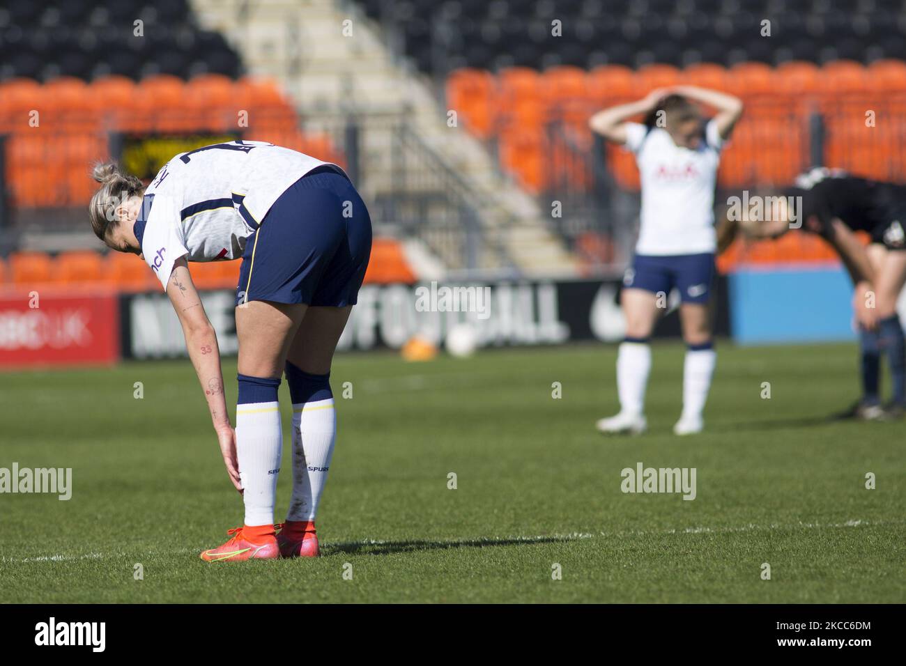 Gestes d'Alanna Kennedy (Tottenham) lors de la Super League féminine 2020-21 entre Tottenham Hotspur et Manchester City à la Hive. (Photo de Federico Guerra Moran/NurPhoto) Banque D'Images