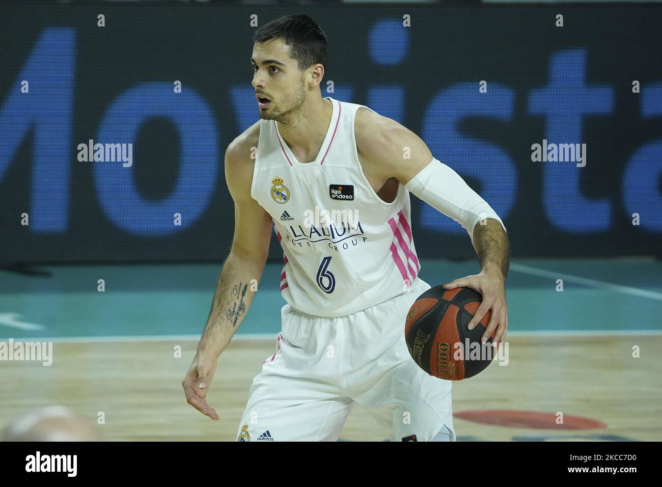 Alberto Abalde du Real Madrid en action pendant le match de l'ACB Endesa Basketball League entre Real Madrid et Akunsa GBC tenu au Centre Wizink de Madrid, Espagne, sur 4 avril 2021. (Photo par Oscar Gonzalez/NurPhoto) Banque D'Images