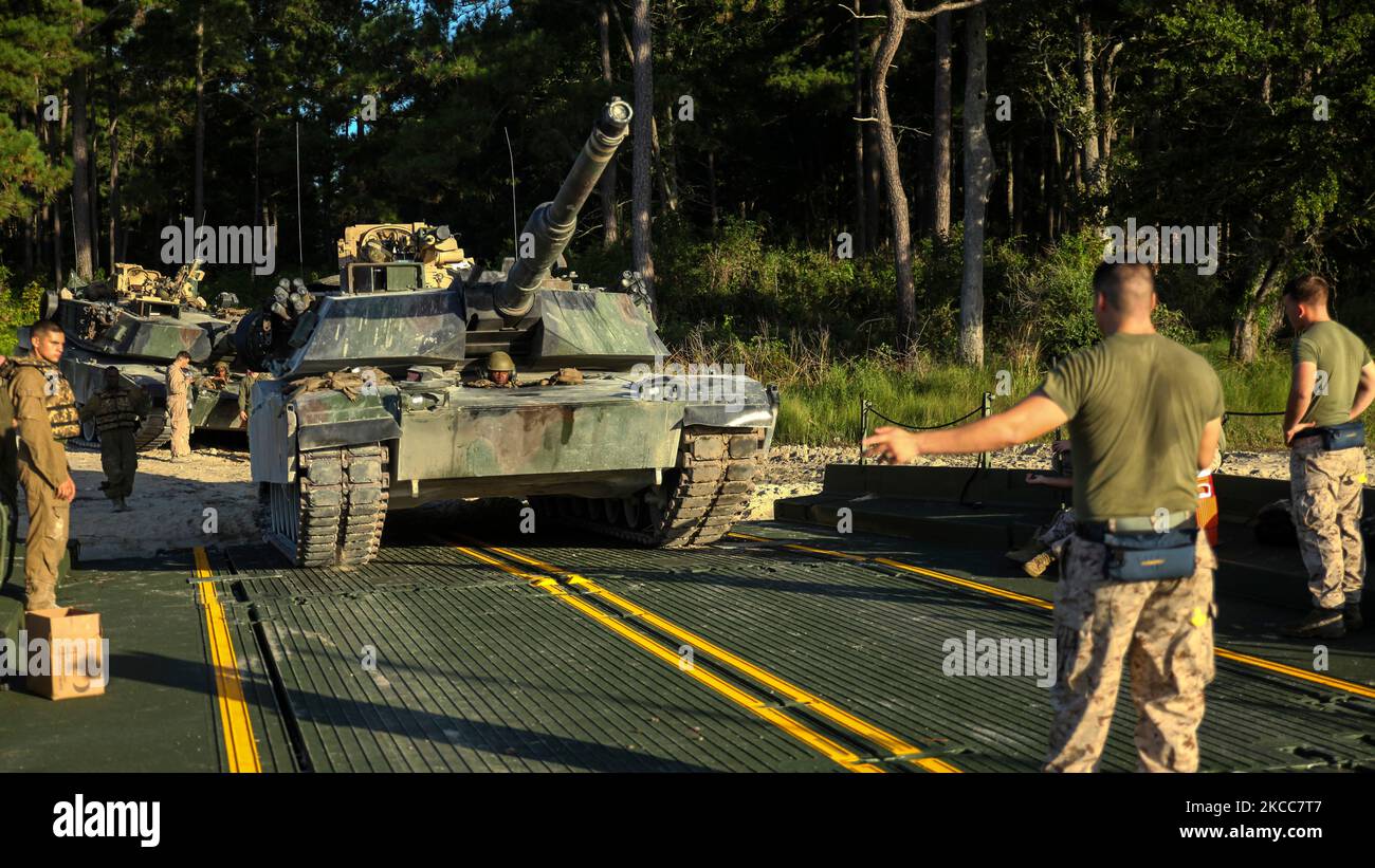 Un char M1A1 Abrams est guidé sur un radeau flottant de M17. Banque D'Images