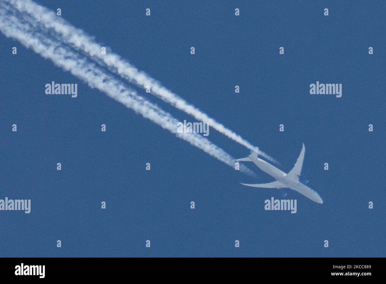 Un Boeing 787 Dreamliner de United Airlines survole Amsterdam dans le ciel bleu. L'avion à large corps est un B787-10 avec l'enregistrement N14011 vol transatlantique de Francfort FRA Allemagne à New York Newark EWR USA. L'avion vole à 36,000 pieds formant des contrails connus sous le nom de chemins également, condensation ou vapeur lignes blanches, sentiers faits en haute altitude. . Le nombre de passagers de l'aviation mondiale a diminué en raison des restrictions de voyage, des mesures de sécurité telles que les blocages, la quarantaine, etc. Durant l'ère de la pandémie du coronavirus Covid-19 qui a frappé durement l'aviation an Banque D'Images