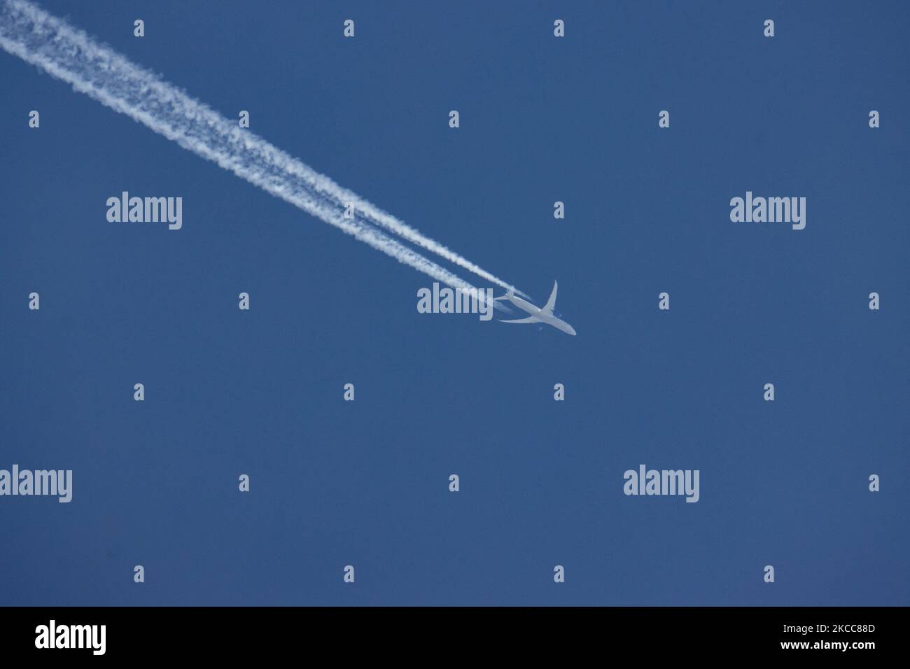 Un Boeing 787 Dreamliner de United Airlines survole Amsterdam dans le ciel bleu. L'avion à large corps est un B787-10 avec l'enregistrement N14011 vol transatlantique de Francfort FRA Allemagne à New York Newark EWR USA. L'avion vole à 36,000 pieds formant des contrails connus sous le nom de chemins également, condensation ou vapeur lignes blanches, sentiers faits en haute altitude. . Le nombre de passagers de l'aviation mondiale a diminué en raison des restrictions de voyage, des mesures de sécurité telles que les blocages, la quarantaine, etc. Durant l'ère de la pandémie du coronavirus Covid-19 qui a frappé durement l'aviation an Banque D'Images