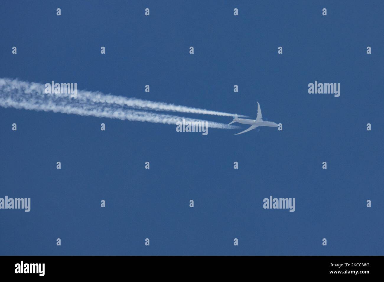 Un Boeing 787 Dreamliner de United Airlines survole Amsterdam dans le ciel bleu. L'avion à large corps est un B787-10 avec l'enregistrement N14011 vol transatlantique de Francfort FRA Allemagne à New York Newark EWR USA. L'avion vole à 36,000 pieds formant des contrails connus sous le nom de chemins également, condensation ou vapeur lignes blanches, sentiers faits en haute altitude. . Le nombre de passagers de l'aviation mondiale a diminué en raison des restrictions de voyage, des mesures de sécurité telles que les blocages, la quarantaine, etc. Durant l'ère de la pandémie du coronavirus Covid-19 qui a frappé durement l'aviation an Banque D'Images