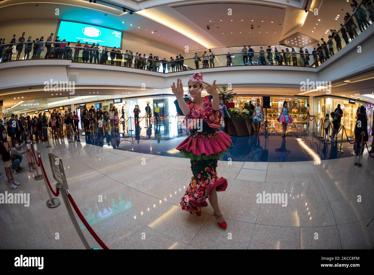 Le lundi de Pâques, un autre signe de retour à la normale pourrait être vu dans le centre commercial chic Festival Walk, avec des danseurs se présentant pour le public à Hong Kong, en Chine, sur 5 avril 2021. Comme les cas locaux de COVID-19 continuent à numéroter des chiffres uniques à Hong Kong, d'autres signes pourraient être observés de la vie de retour à la normale au long de la fin de semaine de Pâques (Photo de Marc Fernandes/NurPhoto) Banque D'Images