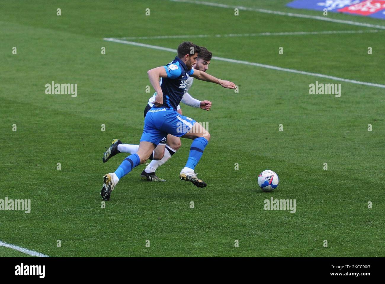 CHED Evans, de Preston North End, et Ryan Manning, de Swansea City, se battent pour un bal élevé au championnat Sky Bet entre Swansea City et Preston North End au Liberty Stadium, à Swansea, le lundi 5th avril 2021. (Photo par MI News/NurPhoto) Banque D'Images