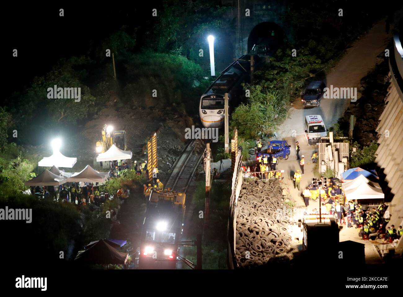 Les policiers retirent leurs effets personnels et mènent des enquêtes sur une scène où un train transportant 490 personnes a déraillé, à Hualien (Taïwan), le 3 avril 2021. L'accident a tué au moins 50 personnes, blessé des dizaines de personnes et gravement endommagé le chemin de fer. (Photo de CEng Shou Yi/NurPhoto) Banque D'Images
