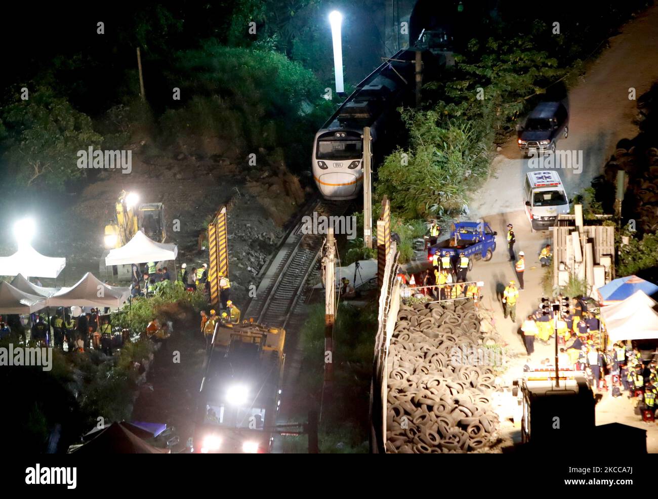 Les policiers retirent leurs effets personnels et mènent des enquêtes sur une scène où un train transportant 490 personnes a déraillé, à Hualien (Taïwan), le 3 avril 2021. L'accident a tué au moins 50 personnes, blessé des dizaines de personnes et gravement endommagé le chemin de fer. (Photo de CEng Shou Yi/NurPhoto) Banque D'Images