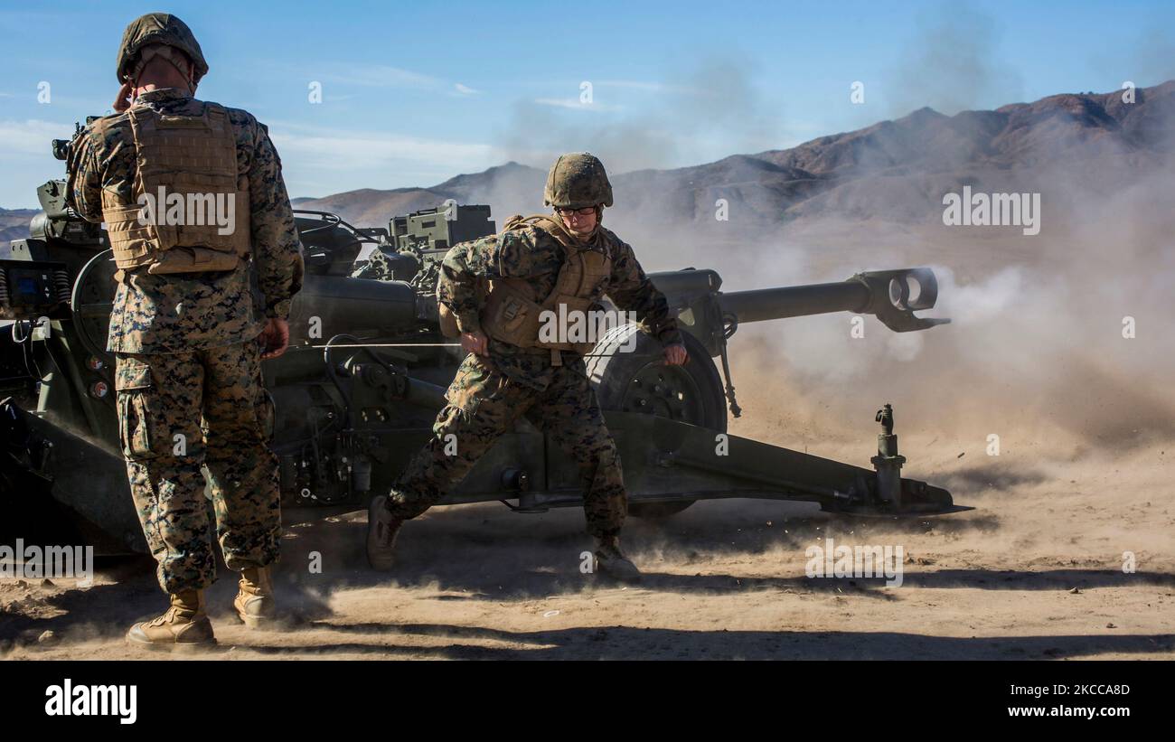 Les Marines des États-Unis effectuent un exercice de tir direct à Camp Pendleton, Californie. Banque D'Images