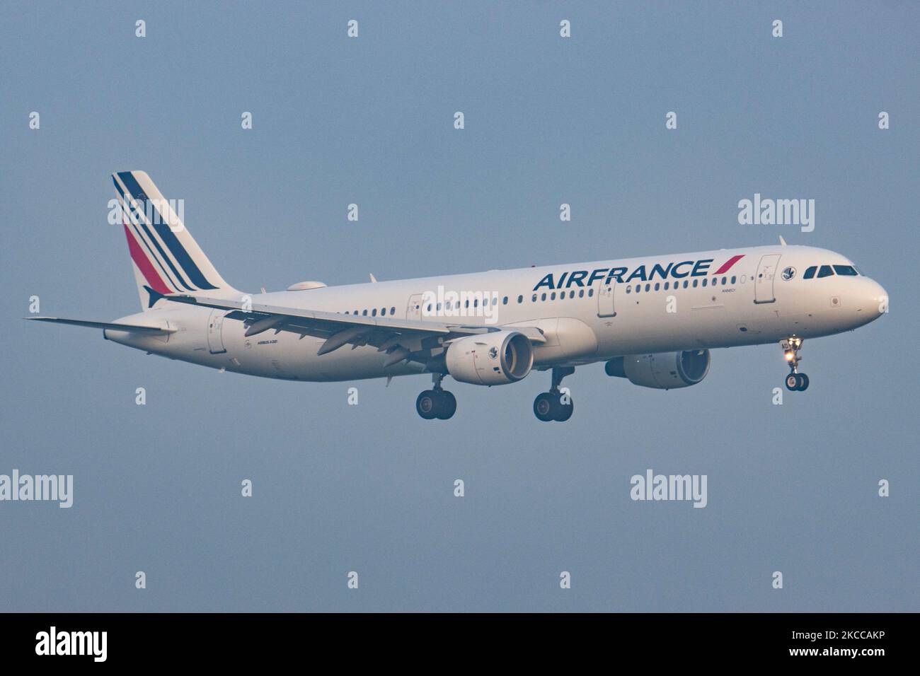 Air France Airbus A321 tel qu'il a été vu voler sur l'approche finale pour l'atterrissage à l'aéroport d'Amsterdam Schiphol AMS ECAM pendant un matin de mauvais temps. L'avion A321-200 est immatriculé F-GTAD et est alimenté par 2x moteurs CFMI. Air France AIRFRANCE AFR est le porte-drapeau de la France, filiale d'Air France-KLM Group membre du groupe SkyTeam avec le principal pôle de l'aéroport Charles de Gaulle. Selon les médias locaux et internationaux en avril 2021, le gouvernement français injectera jusqu'à 4 milliards d'euros dans la compagnie aérienne, l'État français devenant le plus grand actionnaire Banque D'Images