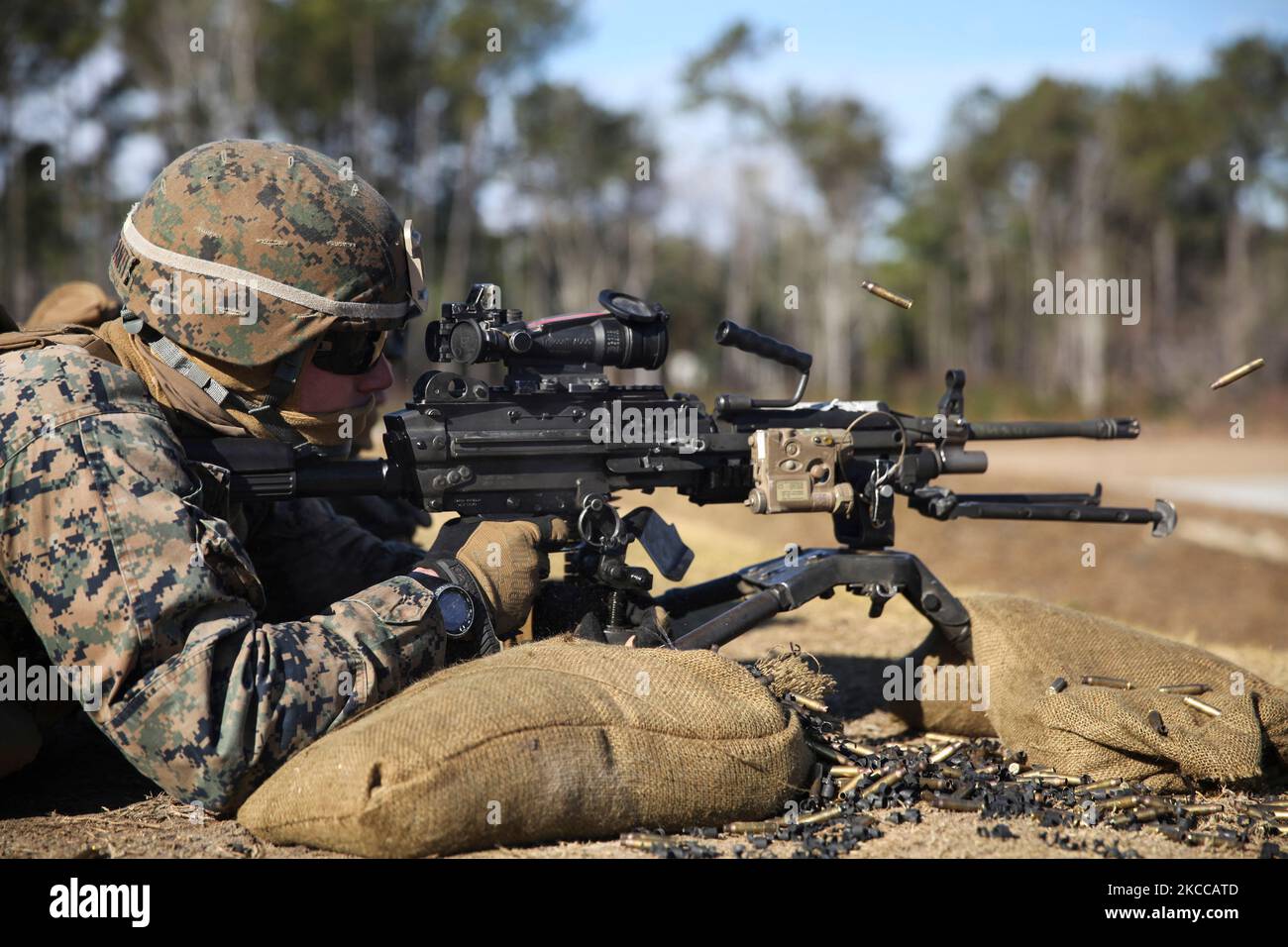 Une marine américaine tire une mitrailleuse légère de M249 à une portée de tir. Banque D'Images