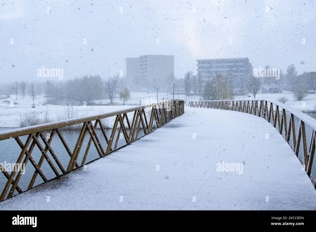 Les pays-Bas réveillent la neige couverte après une forte chute de neige le matin, un événement de bizzar pour avril. Le deuxième jour de basses températures et de neige aux pays-Bas après le lundi de Pâques blanc avec une baisse significative de la température, atteignant le point de congélation selon l'agence météorologique néerlandaise KNMI faisant du lundi de Pâques l'un des jours les plus froids jamais avec des températures basses enregistrées. En plus de la neige, de la grêle et du vent froid de glace à grande vitesse s'est produit. Le KNMI a émis un avertissement météo jaune pour lundi soir, disant qu'il y aura des vents forts et des conditions glissantes sur le Banque D'Images