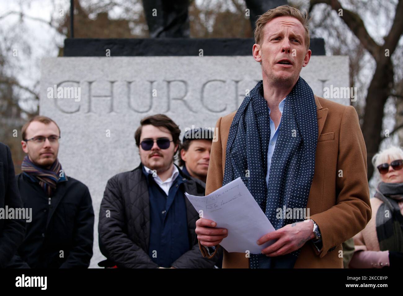 Laurence Fox, chef du Parti de la récupération et candidat à la mairie de Londres, présente son programme électoral à la statue de Winston Churchill sur la place du Parlement à Londres, en Angleterre, sur 7 avril 2021. Le maire de Londres sera voté pour le mois prochain, sur 6 mai, en tandem avec les élections de l'Assemblée de Londres et d'autres élections locales dans toute l'Angleterre, reporté de 2020 en raison de la pandémie du coronavirus. Le maire en exercice, Sadiq Khan, du Parti travailliste, se présente pour un second mandat, avec son principal rival, le candidat du Parti conservateur, Shaun Bailey. (Photo de David Cliff/NurPhoto) Banque D'Images