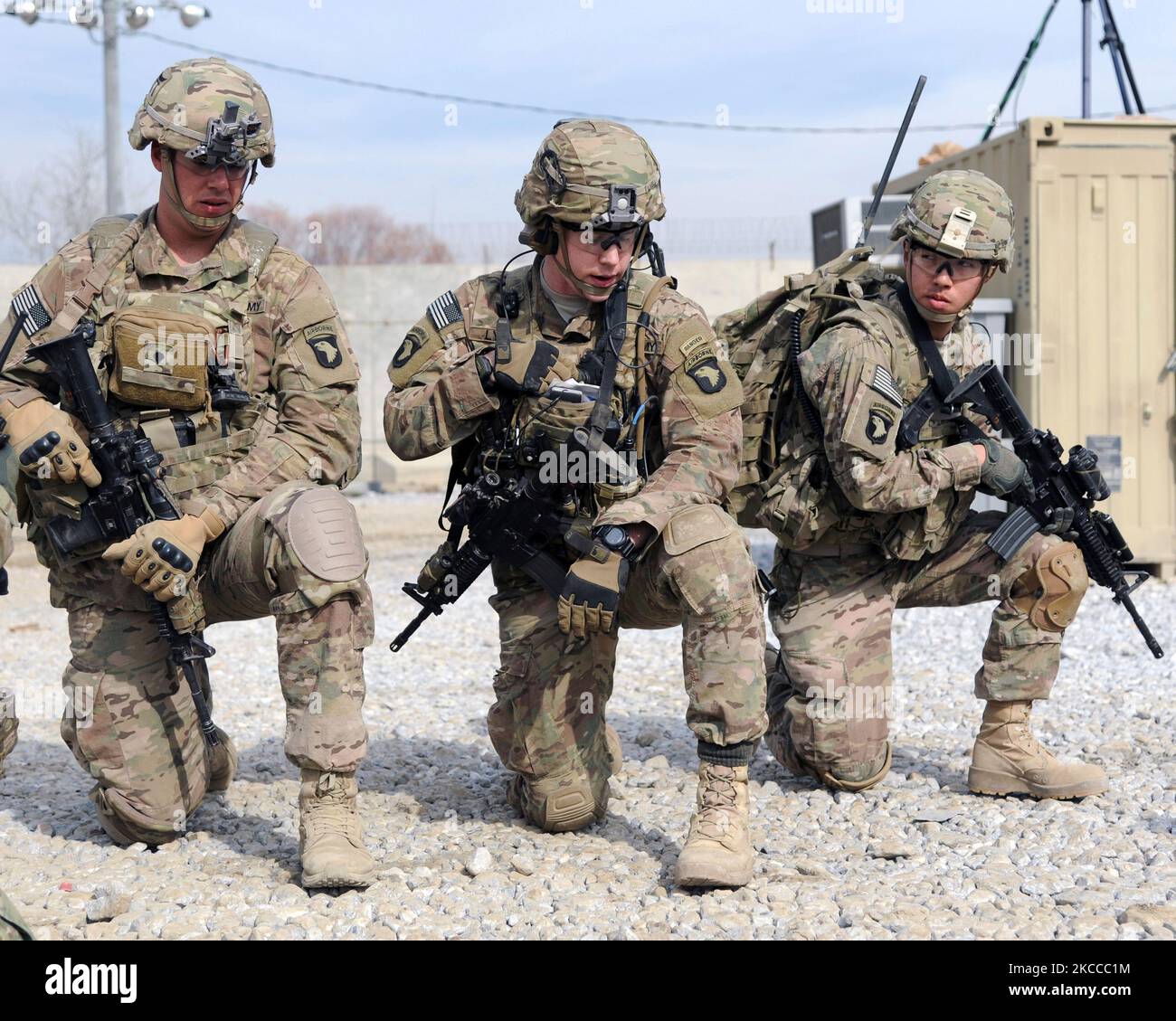 Les soldats de l'armée américaine radio dans leur position lors d'un exercice à l'aérodrome de Bagram. Banque D'Images
