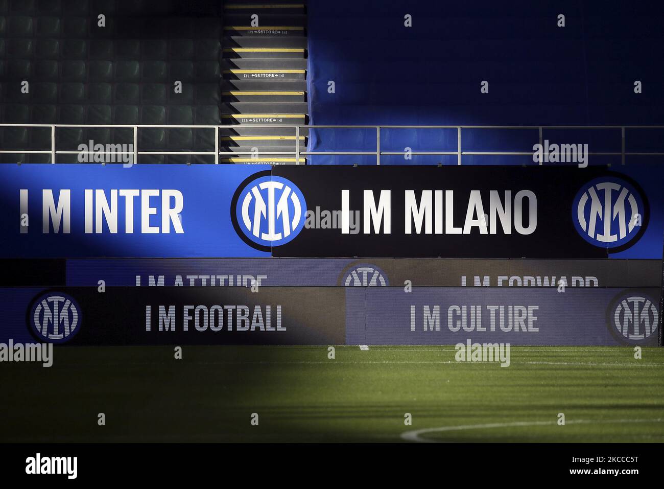 Une vue générale du Stadio Giuseppe Meazza avec le nouveau logo du FC Internazionale en exposition pendant la série Un match entre le FC Internazionale et l'US Sassuolo au Stadio Giuseppe Meazza sur 07 avril 2021 à Milan, Italie. Les stades sportifs autour de l'Italie restent soumis à des restrictions strictes en raison de la pandémie du coronavirus, car les lois de distanciation sociale du gouvernement interdisent aux fans à l'intérieur des lieux, ce qui entraîne le jeu derrière des portes fermées. (Photo de Giuseppe Cottini/NurPhoto) Banque D'Images