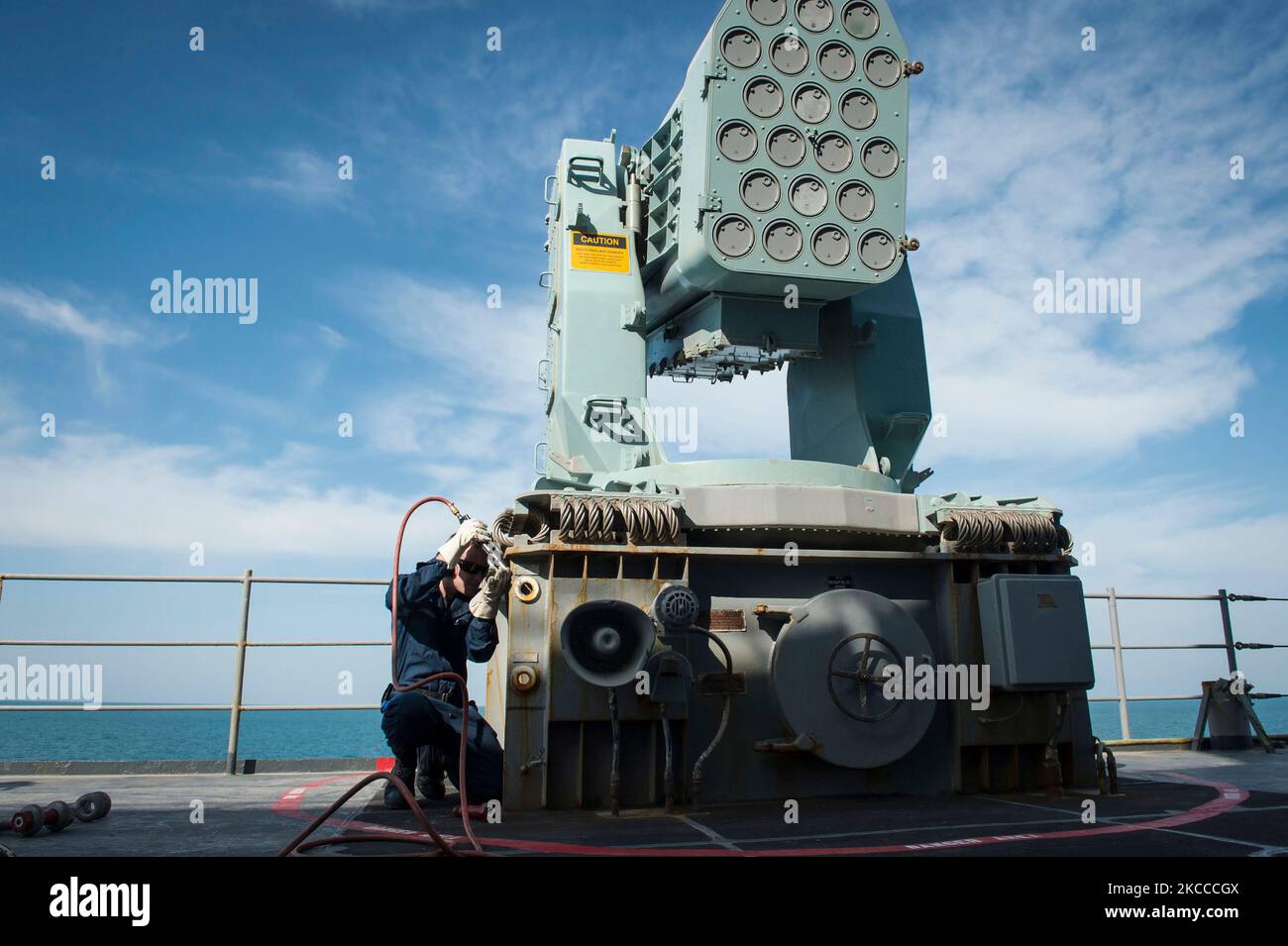 Seaman Apprentice effectue la maintenance d'un lanceur de missiles à cellule mobile. Banque D'Images