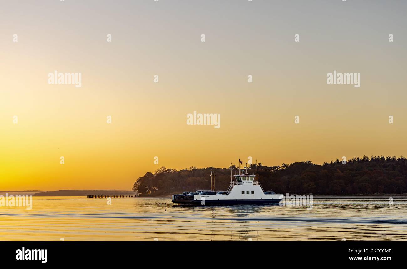 Shelter Island Ferry faisant une traversée tôt le matin avec le soleil derrière elle Banque D'Images