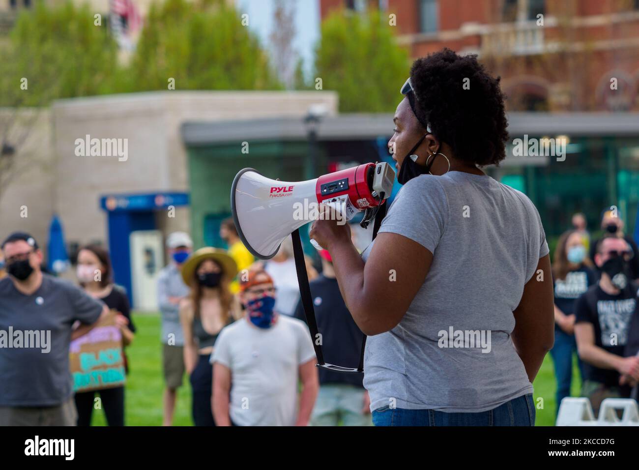 Un organisateur parle à la foule alors que les gens se rassemblent à Washington Park à la mémoire, puis mars où Timothy Thomas est mort il y a 20 ans ce mois-ci après avoir été tué par balle par Stephen Roach, officier de police de Cincinnati, Qui a finalement conduit à des troubles civils dans toute la ville, mercredi, 7 avril 2021, à Cincinnati, Ohio, États-Unis. (Photo de Jason Whitman/NurPhoto) Banque D'Images