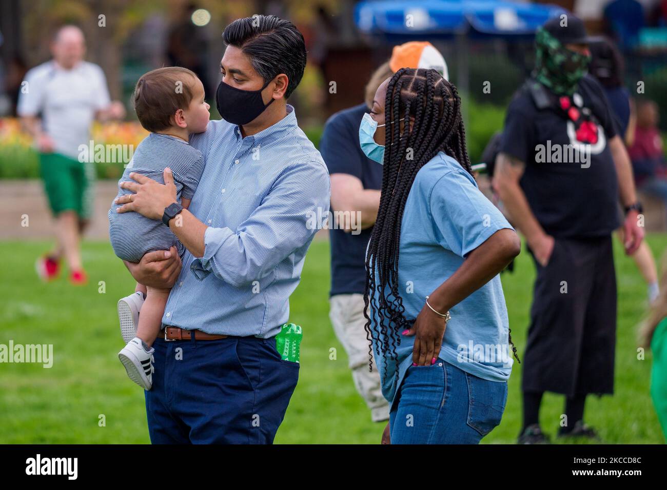 Aftab Pureval, le greffier des tribunaux du comté de Hamilton, tient un bébé alors que les gens se rassemblent à Washington Park en mémoire, puis mars où Timothy Thomas est décédé il y a 20 ans ce mois-ci après avoir été tué par balle par Stephen Roach, officier de police de Cincinnati, Qui a finalement conduit à des troubles civils dans toute la ville, mercredi, 7 avril 2021, à Cincinnati, Ohio, États-Unis. (Photo de Jason Whitman/NurPhoto) Banque D'Images