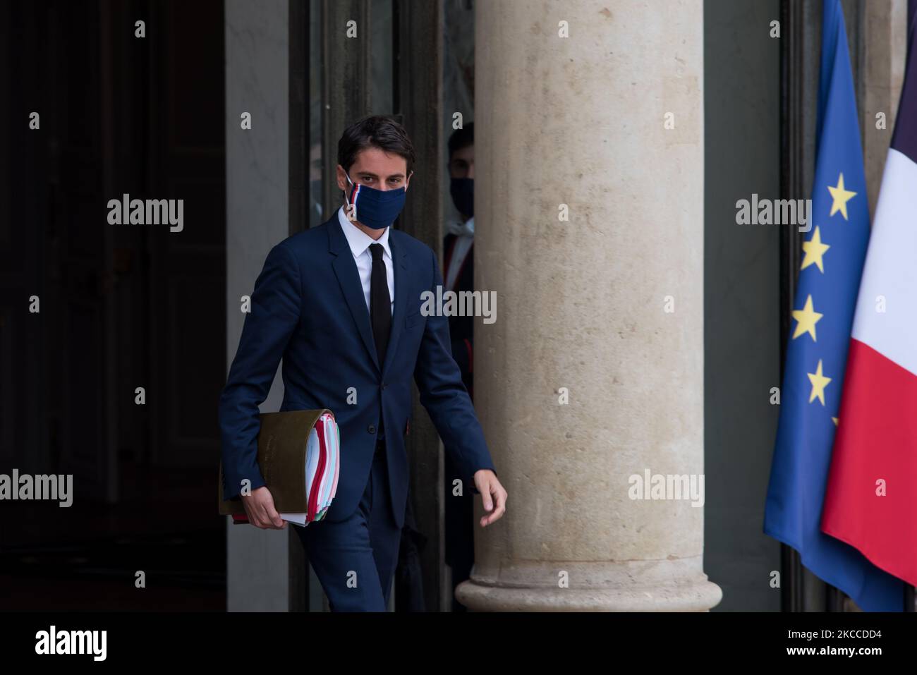 Le porte-parole du Gouvernement Gabriel Attal quitte le Palais de l'Elysée après le Conseil des Ministres pour aller dans la salle où la conférence de presse, largement consacrée aux communications sur les contagions de la COVID, à Paris, sur 8 avril 2021. (Photo par Andrea Savorani Neri/NurPhoto) Banque D'Images