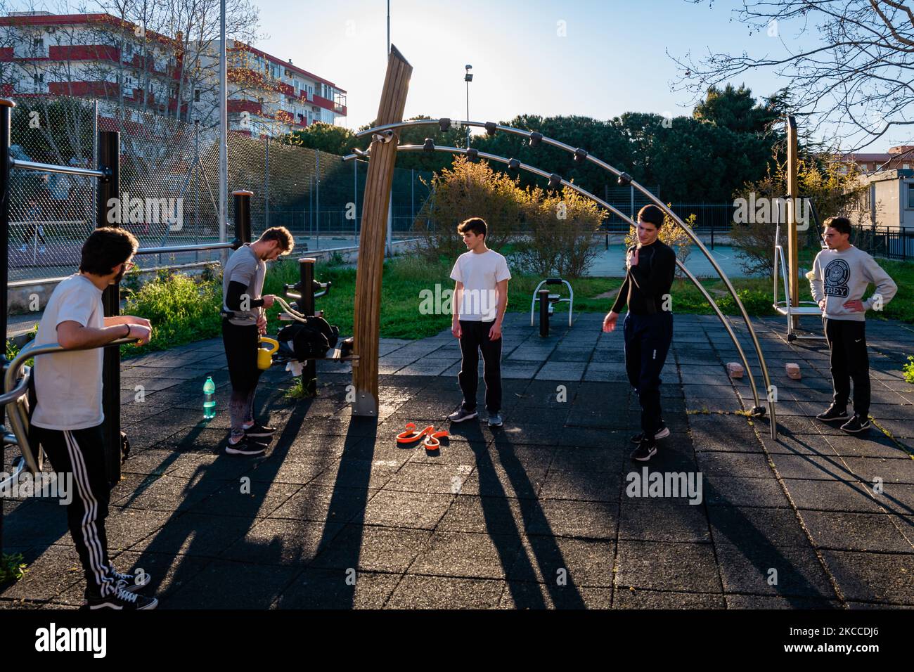 Les garçons s'entraînent à l'extérieur dans un parc public de Molfetta sur 8 avril 2021. 47% des étudiants n'ont jamais joué au sport depuis le début de la pandémie, tandis que parmi les 53% restants qui n'ont pas cessé l'activité physique, 16% font du sport une fois par semaine, alors que 44% même chaque jour . L'opinion de 22 000 étudiants est testée par ScuolaZoo, et l'étude montre donc que près de 1 étudiants sur 2 n'ont jamais joué au sport depuis mars de l'année dernière. Malgré les données, 81% des intéressés sont encore convaincus que le sport est utile et nécessaire. 33% disent qu'ils ont adapté en faisant des exercices à la maison, tandis que 25% font des sports de plein air.The Banque D'Images