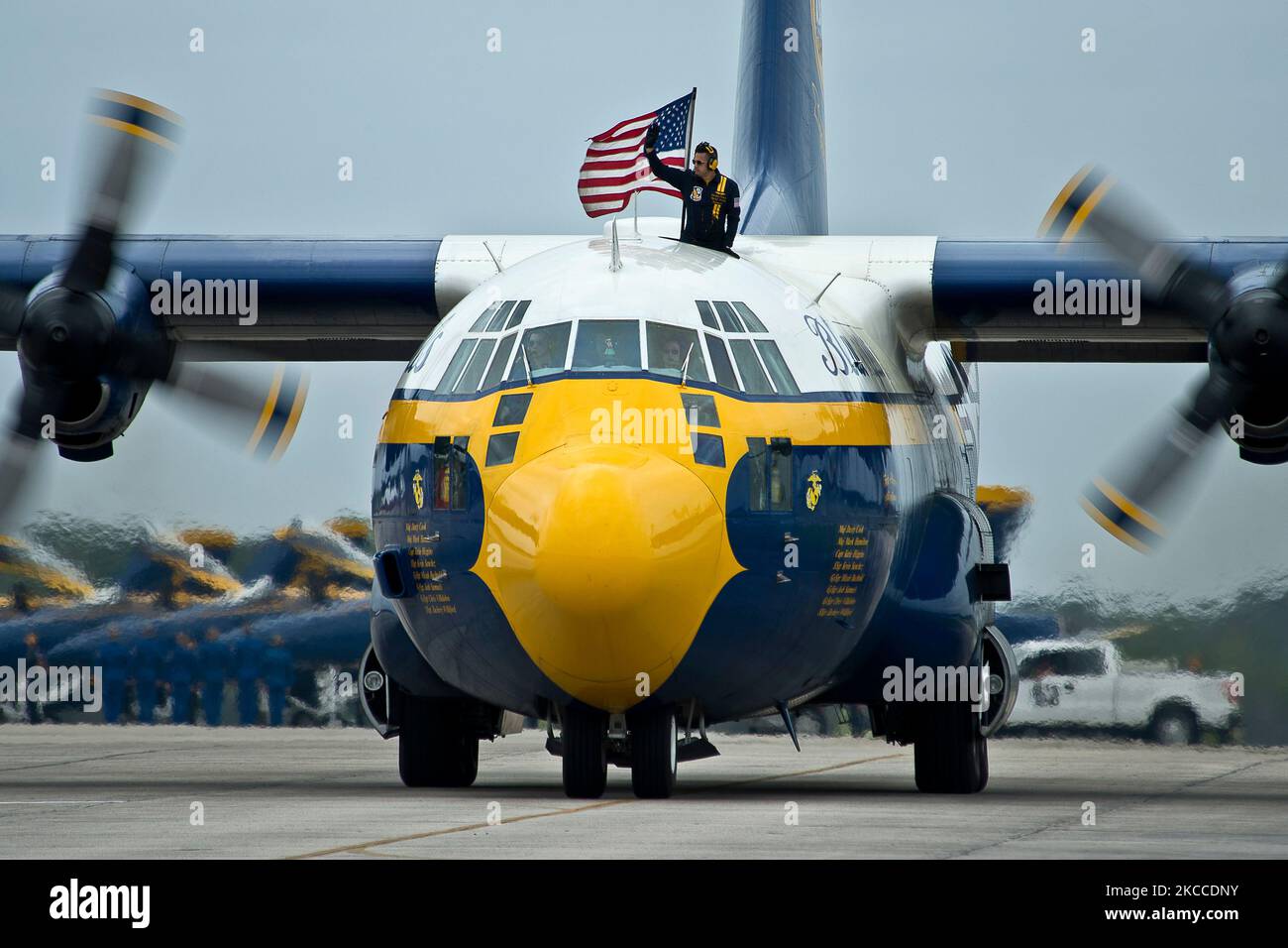 Le Loadmaster déchaîne la foule depuis le sommet d'un Hercules C-130 Blue Angels. Banque D'Images