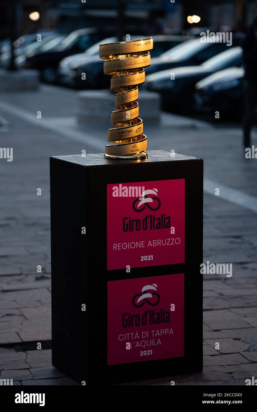 Giro d'Italia Trophée 'Trofeo senza Fine' arrive à l'Aquila lors de sa tournée en Italie le 8 avril 2021. Pour l'événement, le Duomo de l'Aquila est illuminé en rose. L'Aquila commencera l'étape 10 (l'Aquila-Foligno) sur 17 mai 2021. (Photo par Lorenzo Di Cola/NurPhoto) Banque D'Images