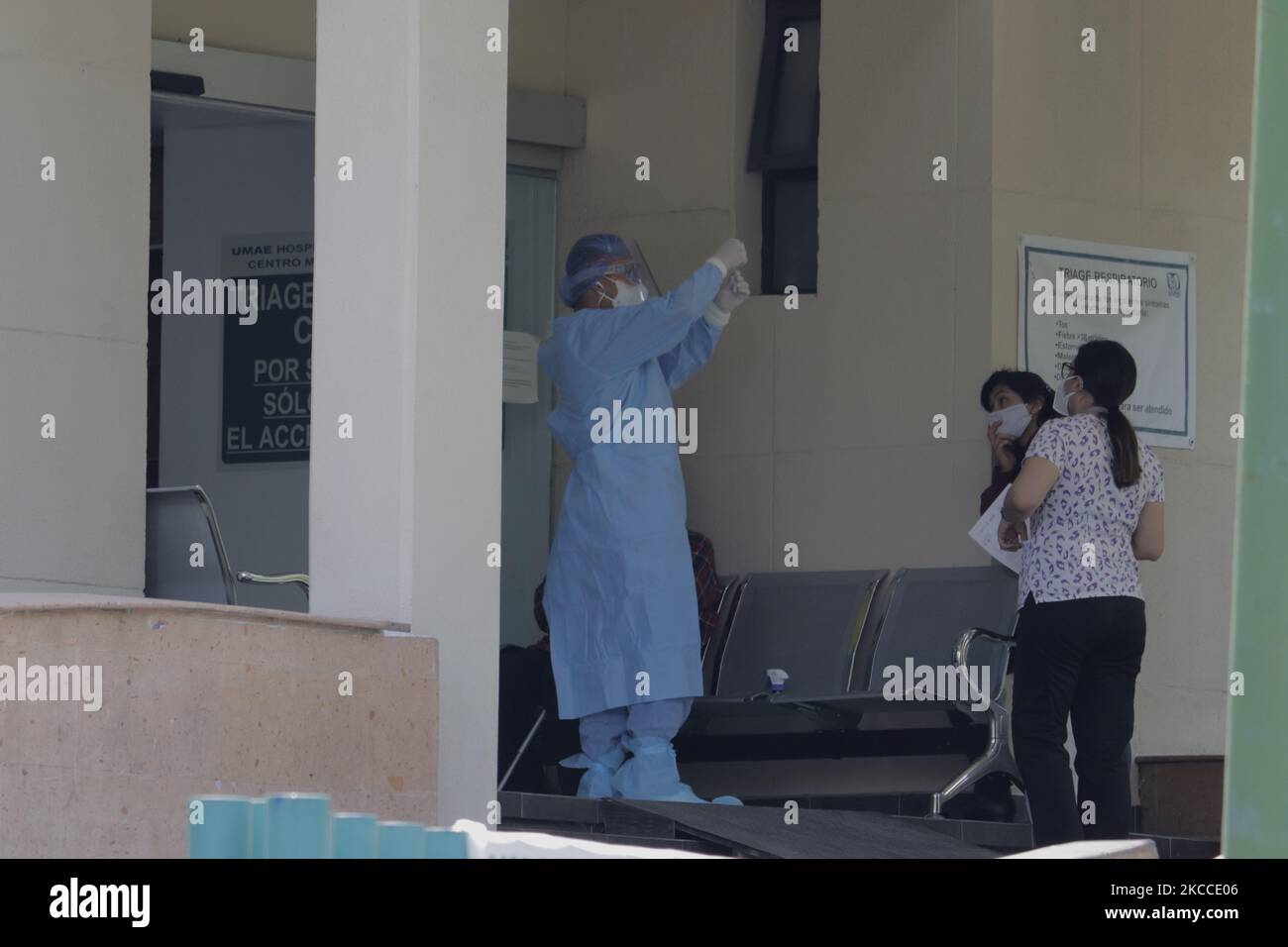 Intérieur de la zone d'urgence COVID-19 du Centro Médico Nacional Siglo XXI à Mexico, pendant l'urgence sanitaire et le feu de circulation épidémiologique orange dans la capitale. Selon les autorités sanitaires, l'occupation des hôpitaux dans la ville de Mexico a diminué et il y a une augmentation du nombre de lits afin d'éviter l'effondrement des unités médicales après des contagions possibles pendant et après les vacances de Pâques récentes au Mexique. (Photo de Gerardo Vieyra/NurPhoto) Banque D'Images