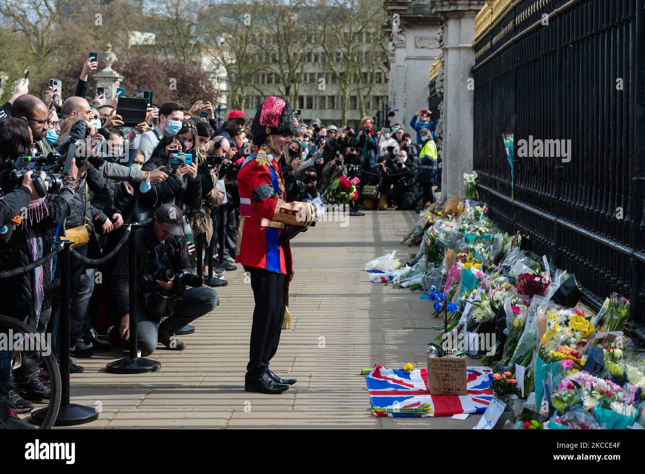 LONDRES, ROYAUME-UNI - 09 AVRIL 2021 : un homme portant un uniforme de cérémonie laisse des fleurs devant Buckingham Palace après l'annonce de la mort du prince Philip, le 09 avril 2021 à Londres, en Angleterre. Le duc d'Édimbourg, le mari de la reine depuis plus de soixante-dix ans, est décédé ce matin à l'âge de 99 ans au château de Windsor. (Photo de Wiktor Szymanowicz/NurPhoto) Banque D'Images