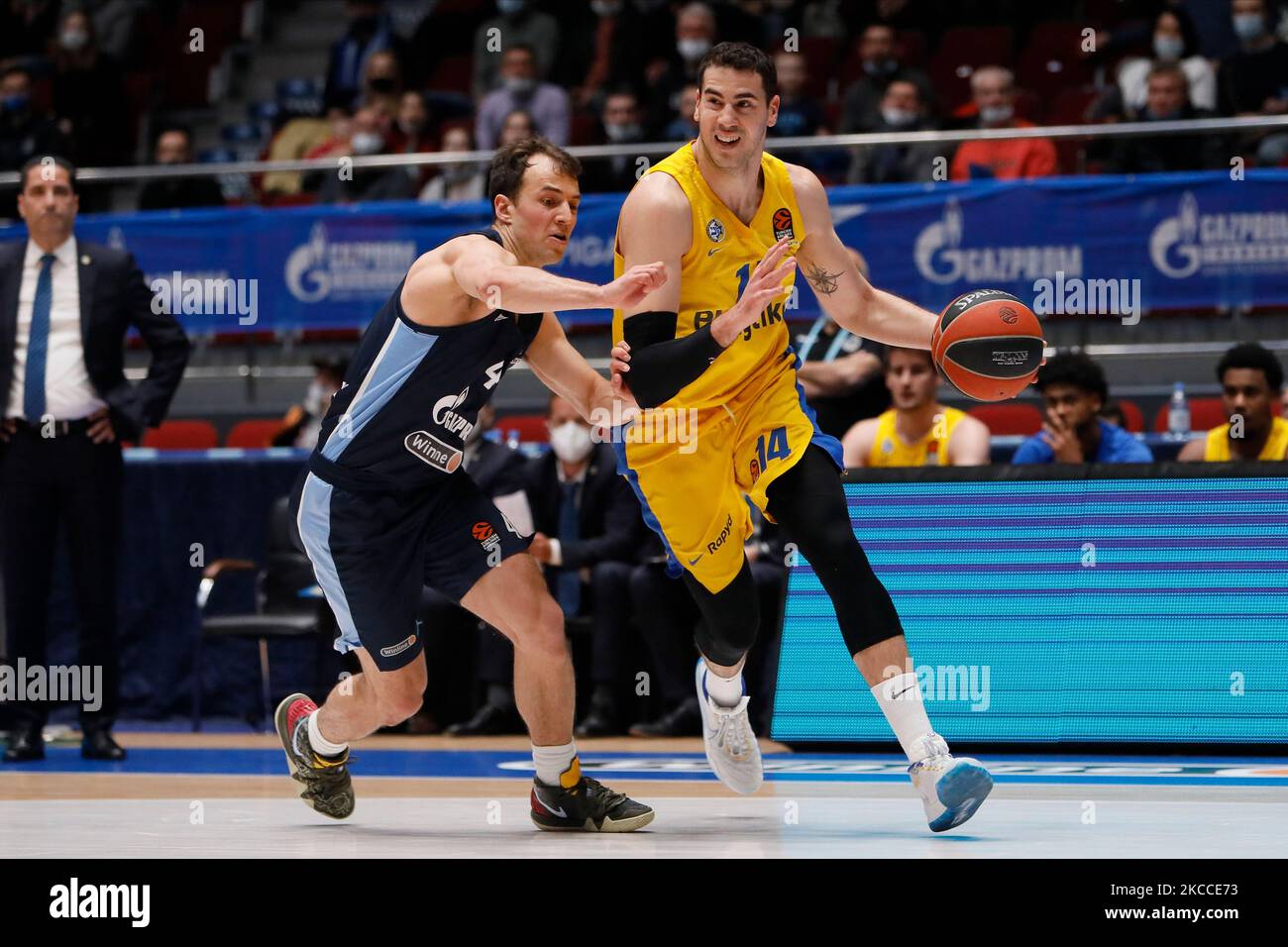 Kevin Pangos (L) de Zenit St Petersbourg et Oz Blayzer de Maccabi Playtika tel Aviv en action pendant le match de basketball de l'Euroligue entre Zenit St Petersbourg et Maccabi Playtika tel Aviv sur 9 avril 2021 au Palais des sports de Yubileyny à Saint-Pétersbourg, Russie. (Photo de Mike Kireev/NurPhoto) Banque D'Images