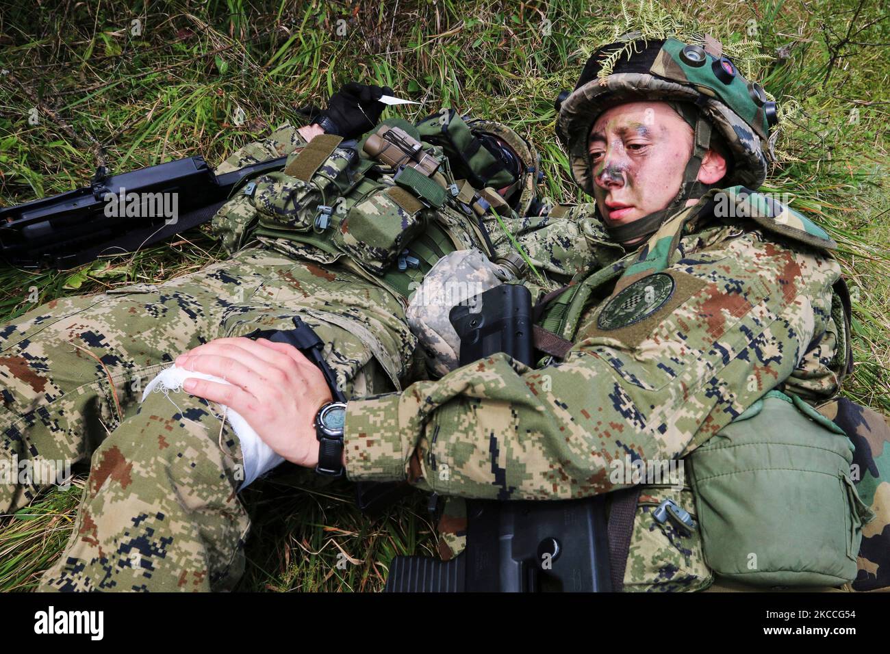 Un soldat croate applique des bandages à une blessure simulée par balle. Banque D'Images