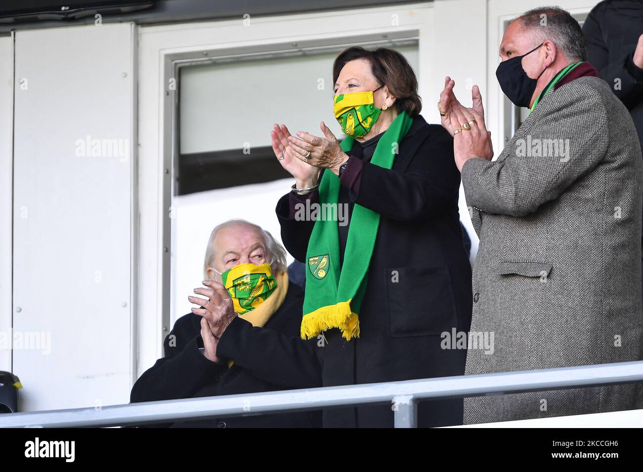 Delia Smith et Michael Wynn-Jones fêtent leur équipe qui a atteint le but de 0-1 lors du match de championnat Sky Bet entre Derby County et Norwich City au Pride Park, Derby, Angleterre, le 10th avril 2021. (Photo de Jon Hobley/MI News/NurPhoto) Banque D'Images