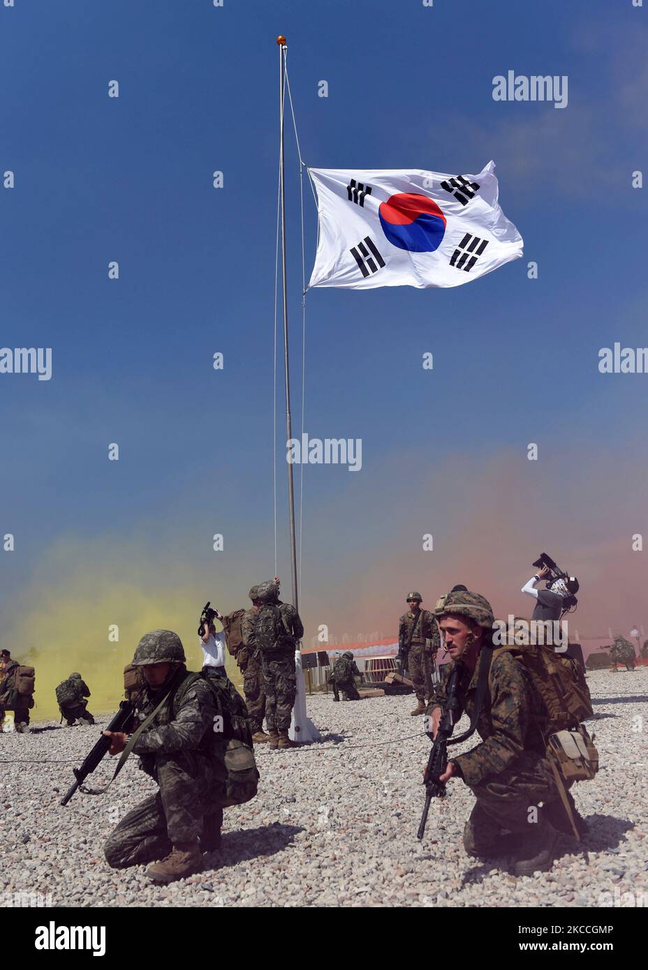 Les Marines des États-Unis et de la République de Corée élèvent le drapeau de la République de Corée. Banque D'Images
