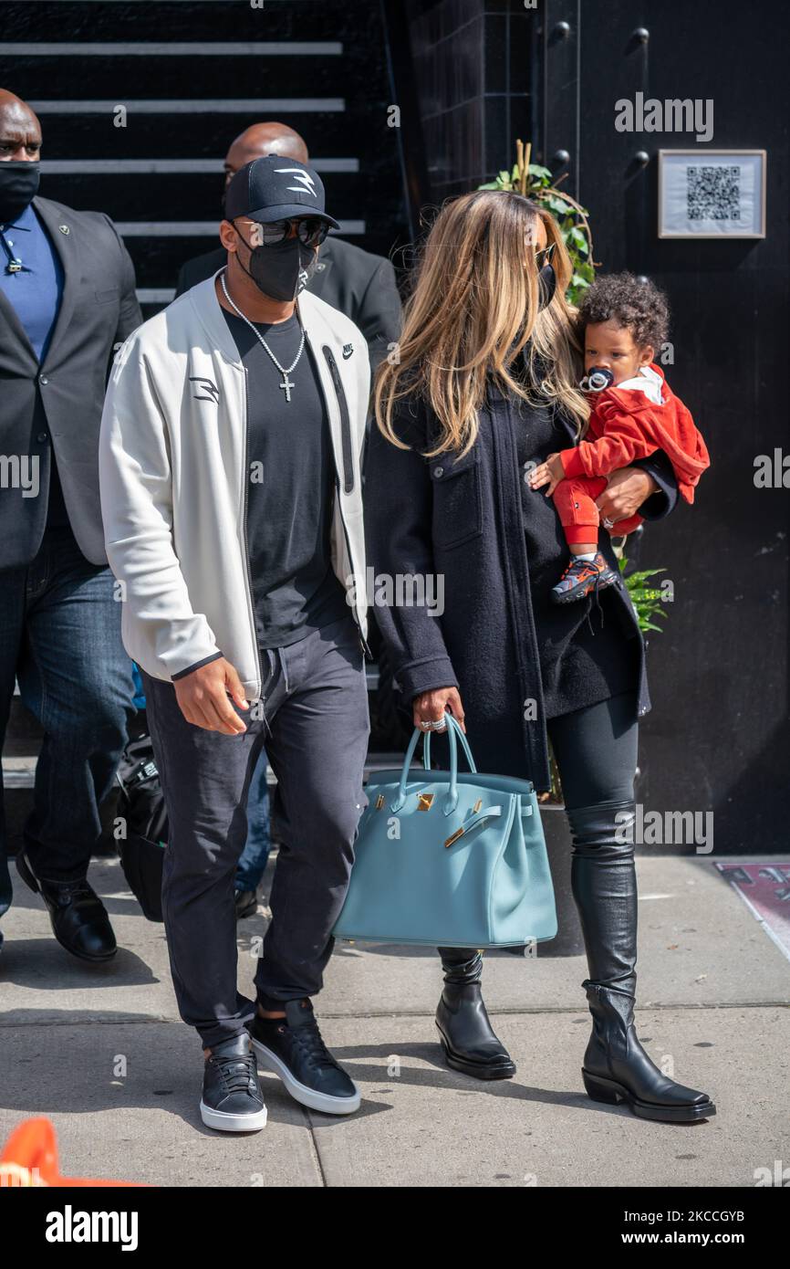 Le joueur de la NFL Russel Wilson et la chanteuse Ciara sont vus embrayer le fils Win Harrison à New York, aux États-Unis, sur 10 avril 2021. (Photo de John Nacion/NurPhoto) Banque D'Images