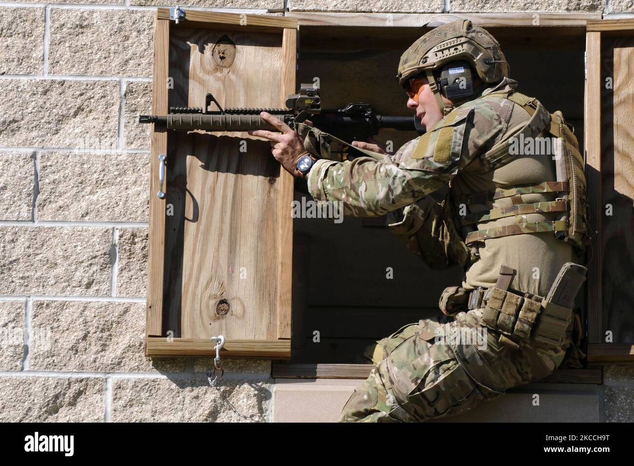 Un soldat du Béret vert tire un fusil. Banque D'Images