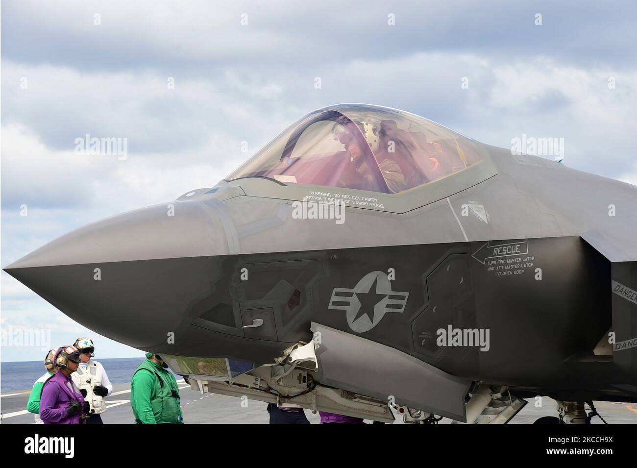 Un pilote est assis dans le poste de pilotage d'un F-35C Lightning II Banque D'Images