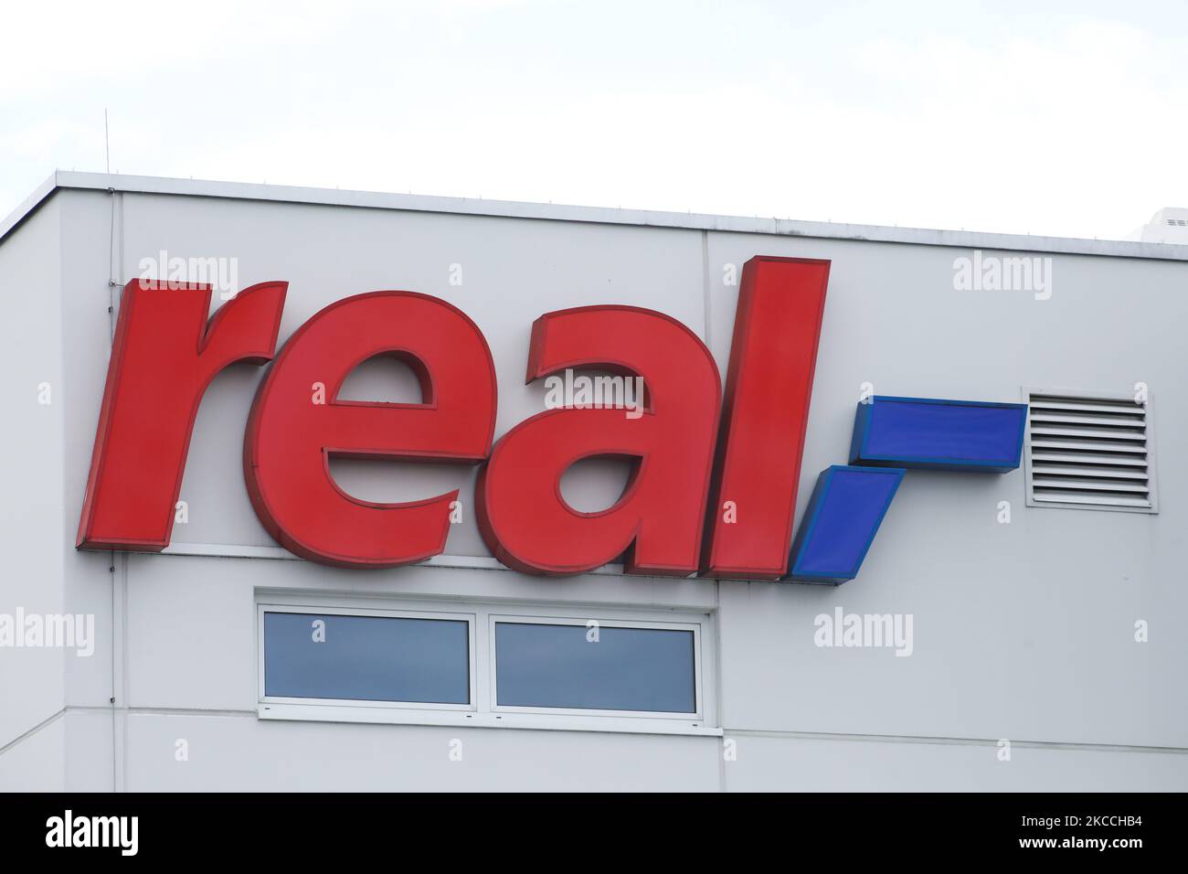 Le logo de REAL Shop est visible à Stuttgart, Allemagne sur 10 avril 2021 (photo d'Agron Beqiri/NurPhoto) Banque D'Images