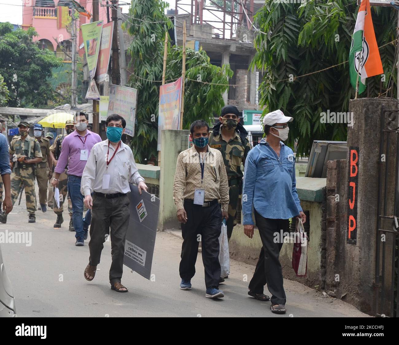 Le personnel de vote indien avec protection de la force centrale va recueillir le vote des électeurs âgés de leur domicile dans le nord 24 district de Pargana, banlieue de Kolkata, Inde, le 11th avril 2021, pour la prochaine phase 5th de l'élection législative du Bengale occidental. (Photo de Sonali Pal Chaudhury/NurPhoto) Banque D'Images