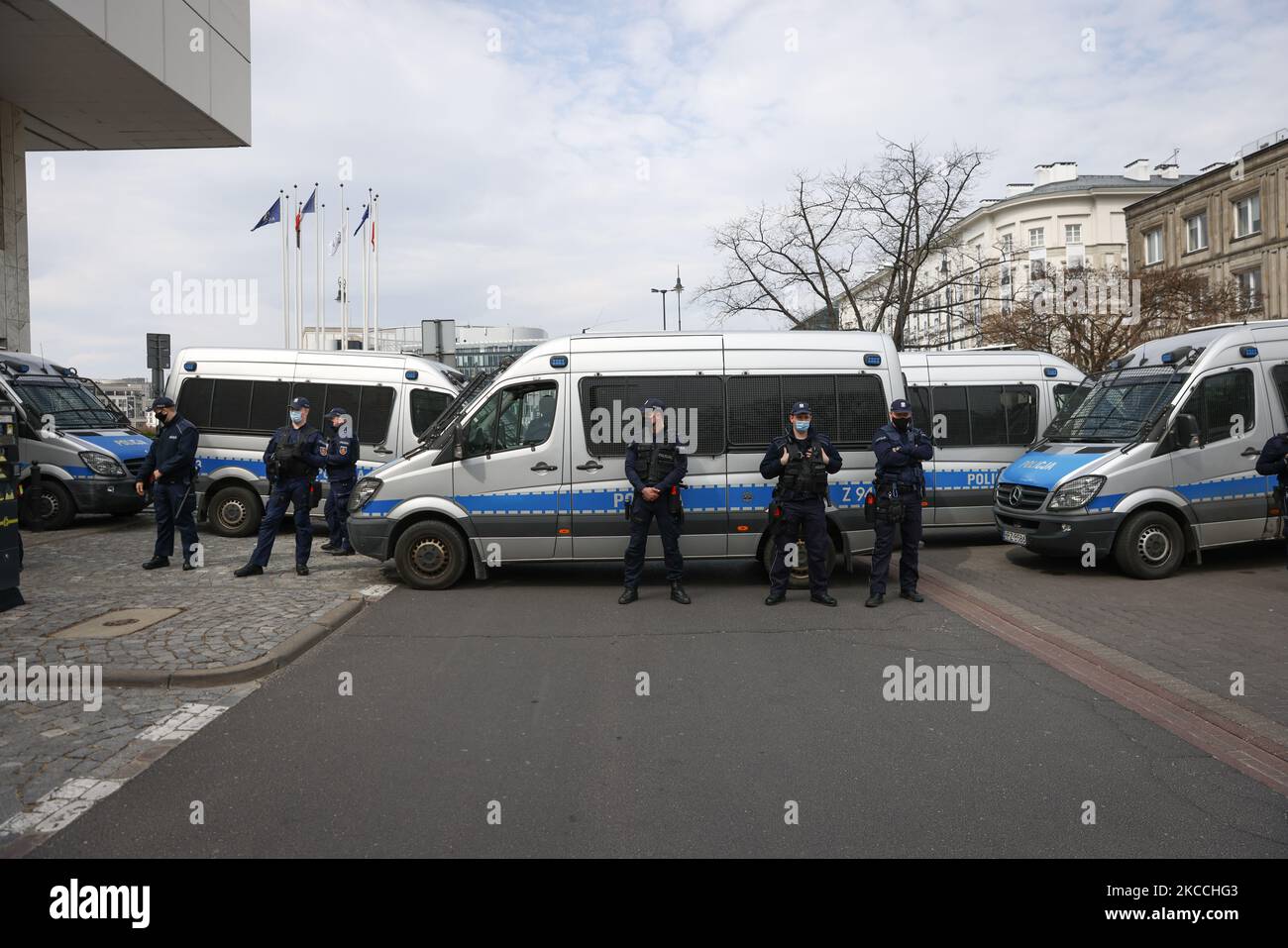 La police est vue fermer les rues menant à la place Pilsudski où le président Andrzej Duda va assister au 11th anniversaire de la catastrophe aérienne de Smolensk à Varsovie, en Pologne, sur 10 avril 2021. Le président Duda a commémoré les 97 victimes de l'accident de lance du gouvernement Smolensk en provenance de 10 avril 2010, où le président de l'époque, Lech Kaczynski, est également décédé. La cérémonie de samedi a été coupée pour tous les médias à l'exception des médias d'État et les environs de la cérémonie ont été hermétiquement fermés par la police pour repousser les éventuels manifestants. Une enquête menée par l'ancien ministre de la Défense Antoni Macierewicz est dite con Banque D'Images